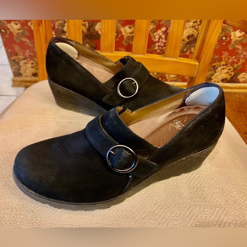 Woman’s Dansko black suede leather wedge heels strap w buckle Sz 9.5-10/40